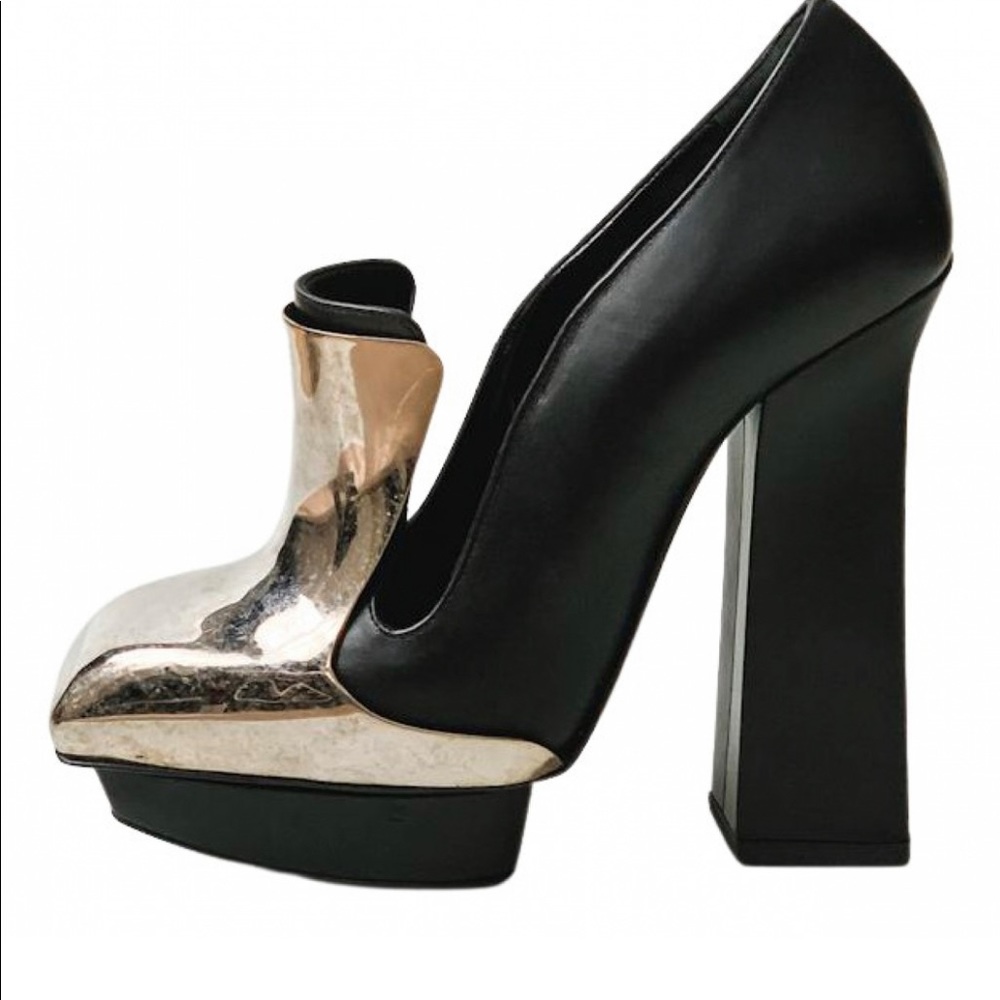 Alexander McQueen Metal Toe Cap Leather Pumps